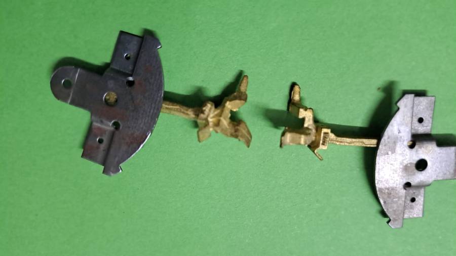 Model Trains HO 2 x Horn Hook Brass Couplers with mounting plates.