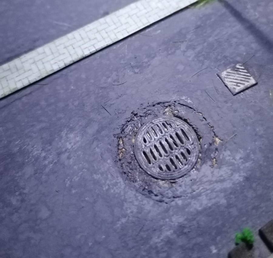 Model Trains 1:87 HO - Drain covers & manhole covers (x10) - Various