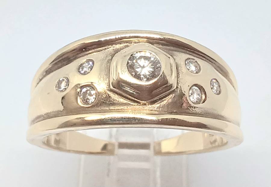 *** GENUINE DIAMOND RING ***