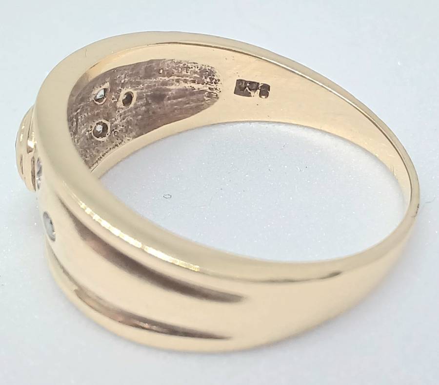 *** GENUINE DIAMOND RING ***