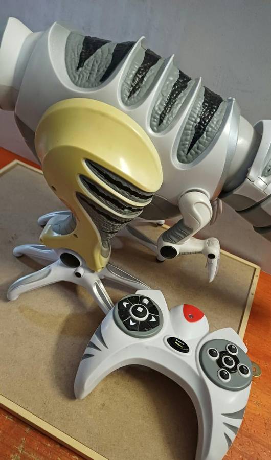 Roboraptor  - Interactive Robotic Dinosaur with Remote Control