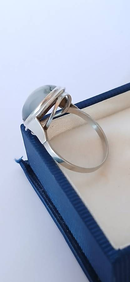 Vintage sterling silver ring with stone