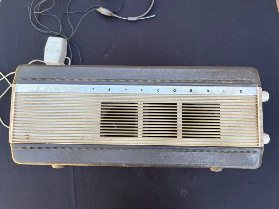 Vintage SONY TAPECORDER with headset. NOT TESTED. Weigh 11.5 kg.