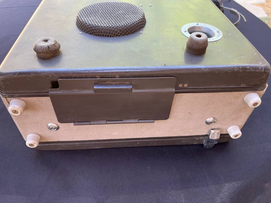 Vintage SONY TAPECORDER with headset. NOT TESTED. Weigh 11.5 kg.