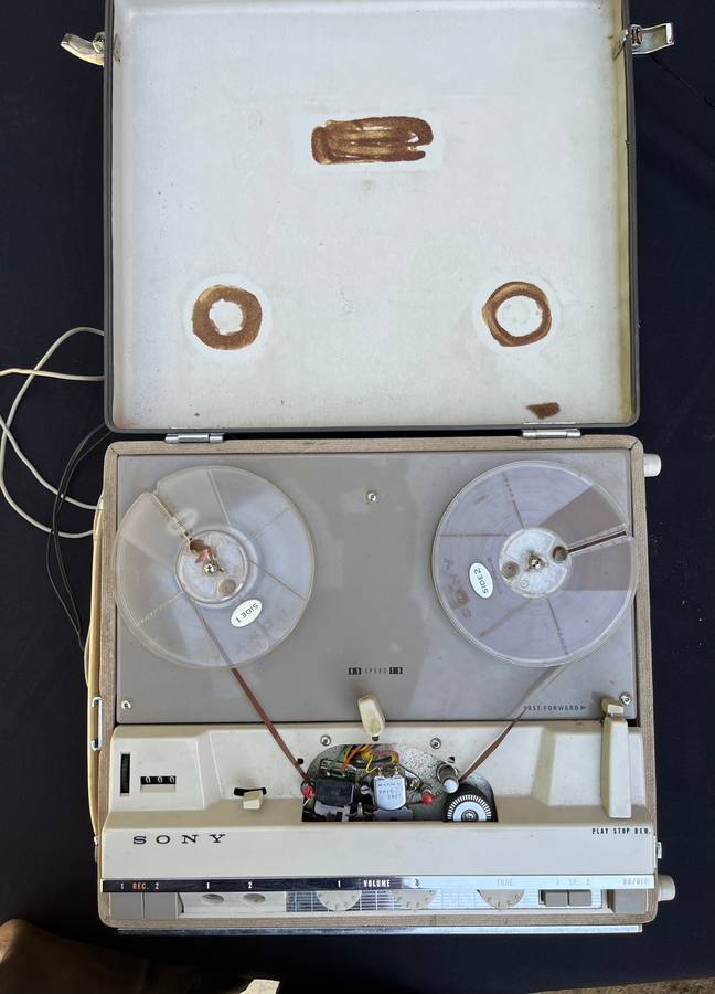 Vintage SONY TAPECORDER with headset. NOT TESTED. Weigh 11.5 kg.