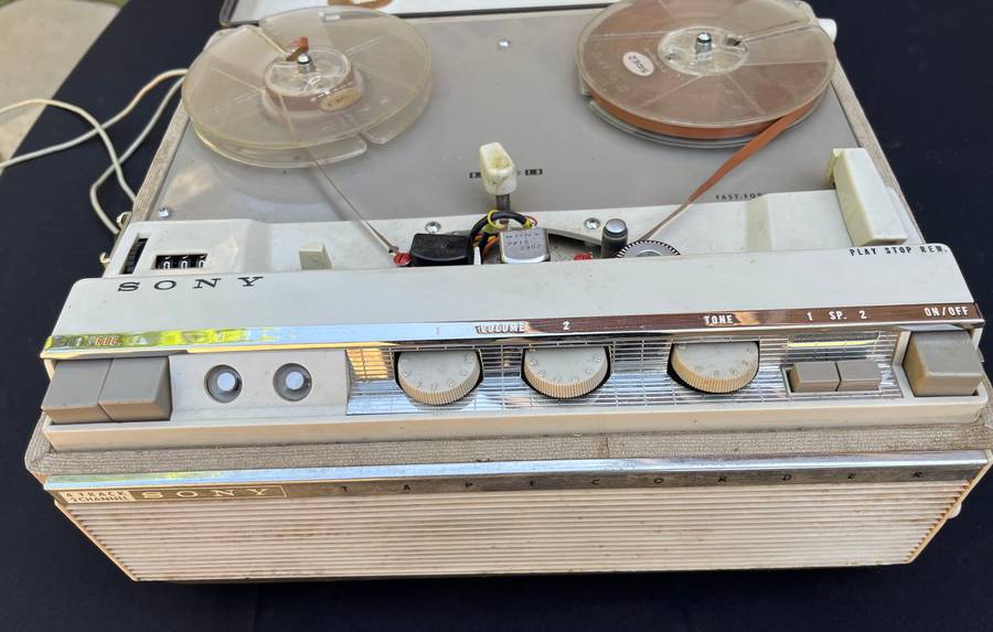 Vintage SONY TAPECORDER with headset. NOT TESTED. Weigh 11.5 kg.