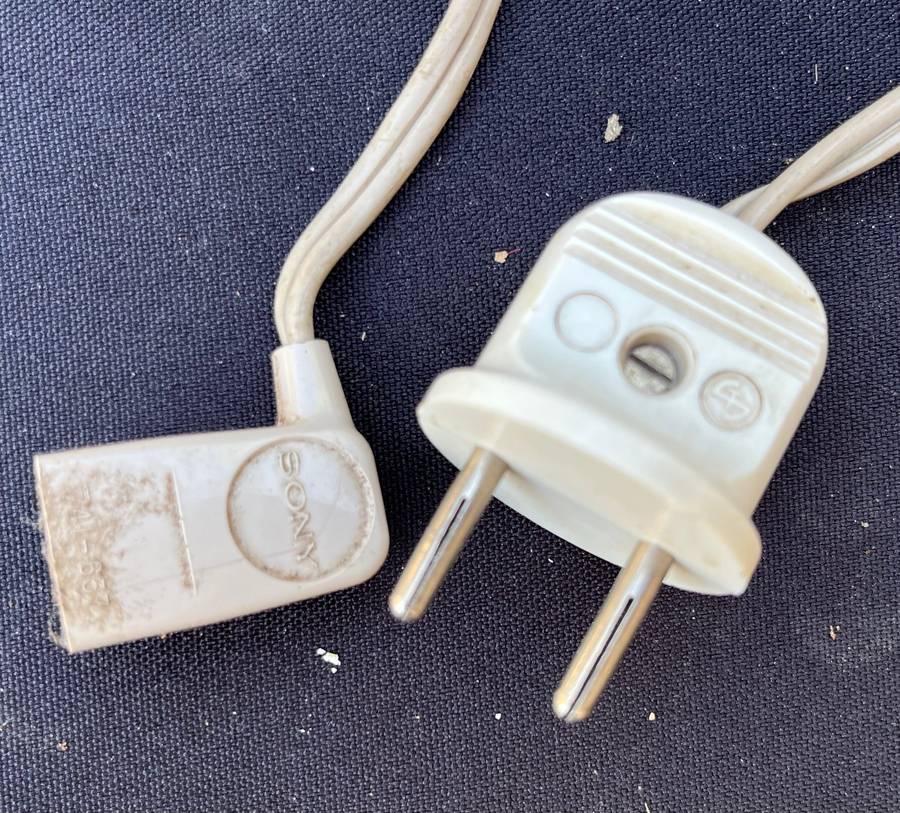 Vintage SONY TAPECORDER with headset. NOT TESTED. Weigh 11.5 kg.