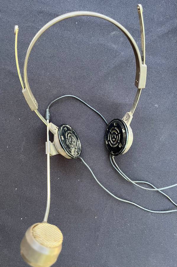 Vintage SONY TAPECORDER with headset. NOT TESTED. Weigh 11.5 kg.