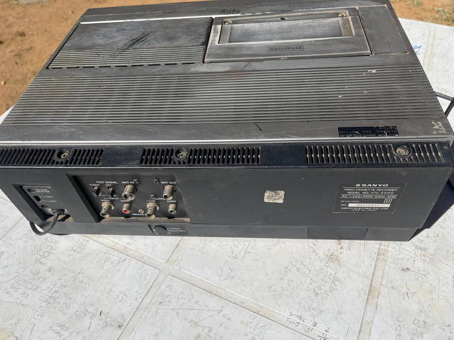 Old Sanyo Beta Video machine. NOT WORKING. For spares or repair.