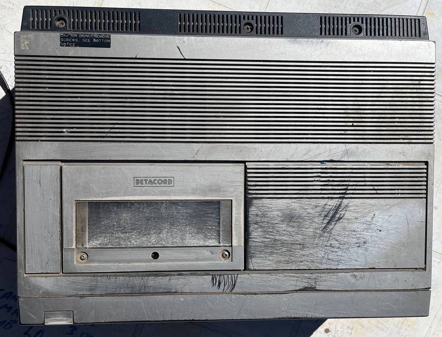 Old Sanyo Beta Video machine. NOT WORKING. For spares or repair.