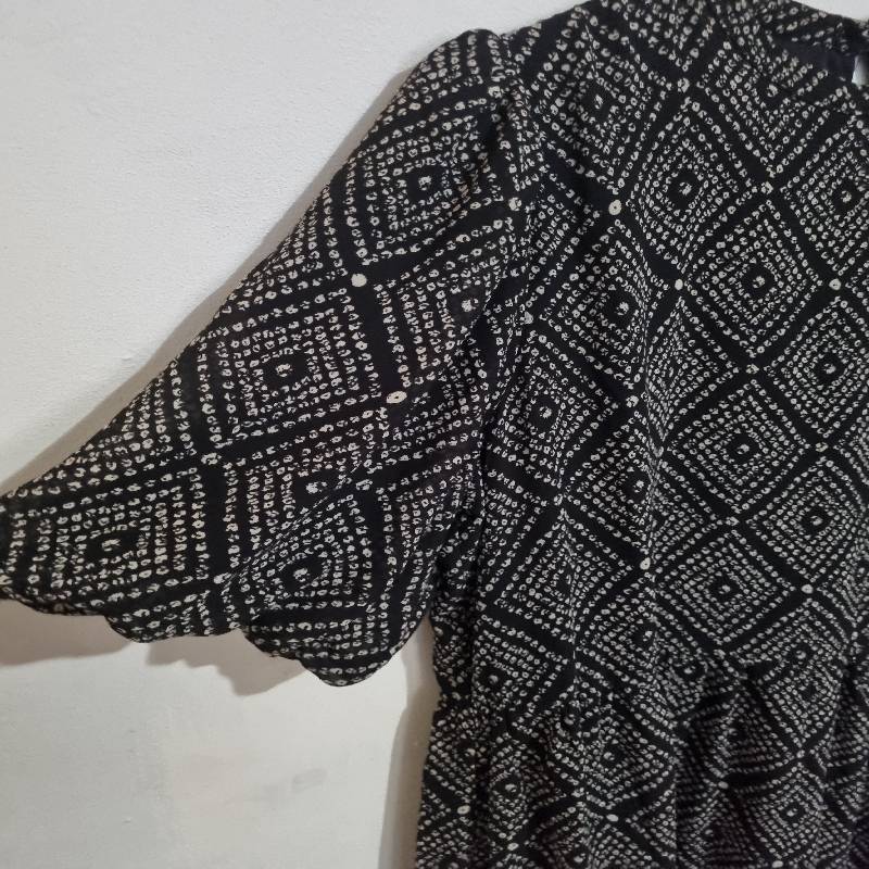Beautiful dress with puffy sleeves - Size M