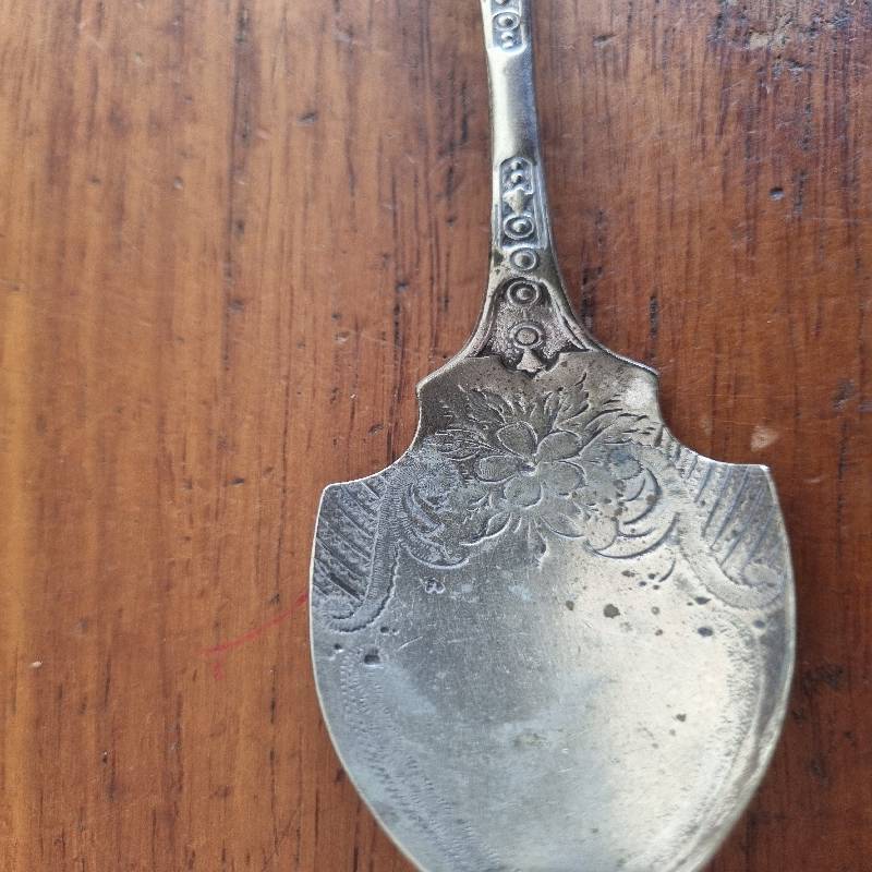 Beautiful Vintage EPNS spoon with engraved detail - 16cm