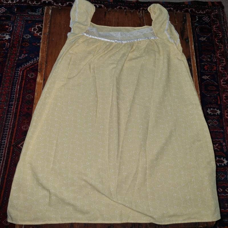Vintage Sleepwear - Yellow with lace detail - Size M