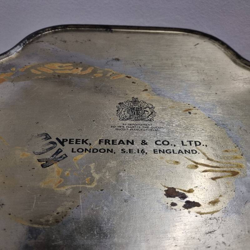 Beautiful Vintage Tin - Peak, Frean & Co Ltd - By Appointment to Her Majesty The Queeun