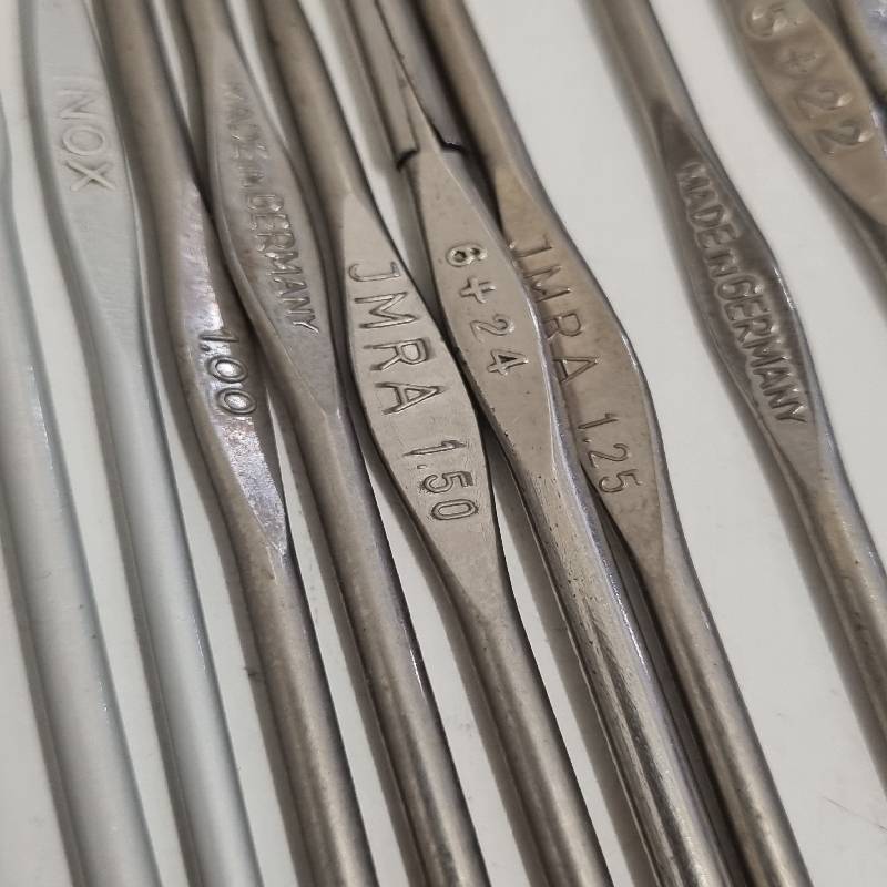 16 x Metal Crochet Needles / Crochet hooks