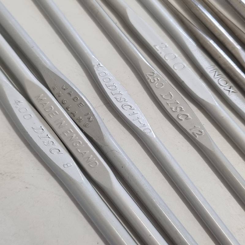 16 x Metal Crochet Needles / Crochet hooks