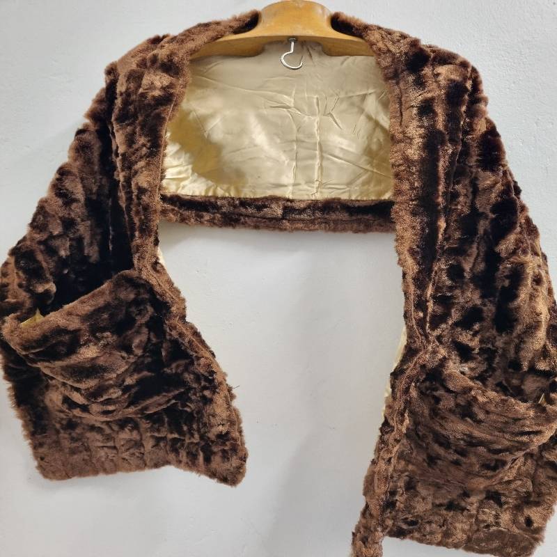 Vintage fake fur shawl scarf with lining and pockets