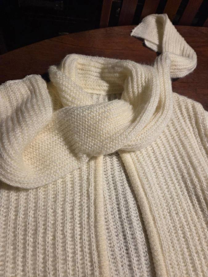 Beautiful Knitted Longer Length cardigan / Knitwear - Size M