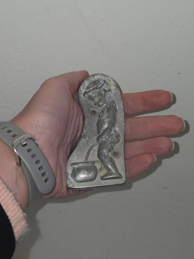 Metal plaque for bathroom