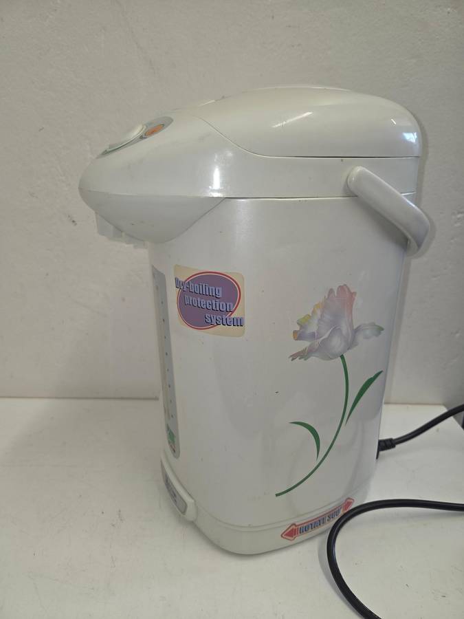 Large 4L Electric water boiler/warmer with push-button dispensing system. Rotates 360°. Perfect cond