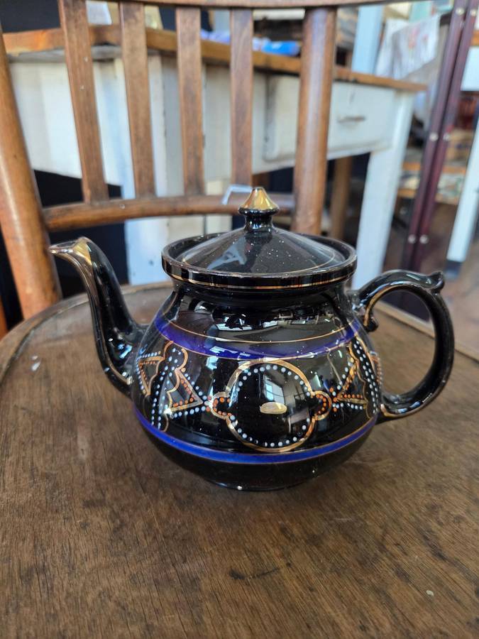 Beautiful Vintage Teapot with gold detail - No chips or cracks