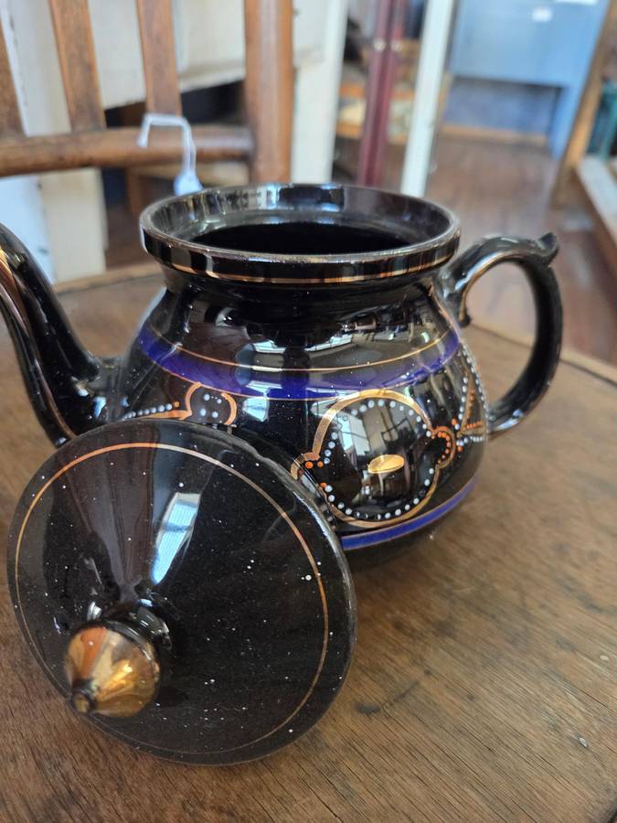 Beautiful Vintage Teapot with gold detail - No chips or cracks