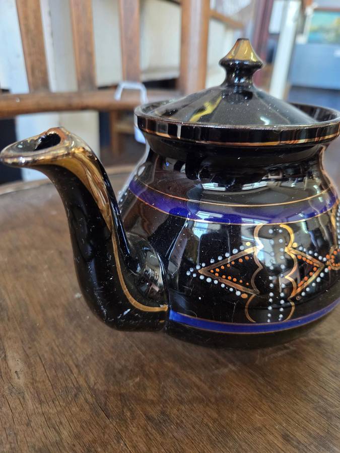 Beautiful Vintage Teapot with gold detail - No chips or cracks