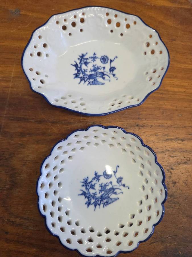 2 x Small Vintage Blue and White Dishes - Diameter - 11.5cm and 13.5cm x 10.5cm