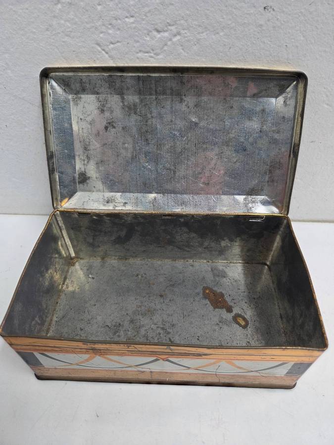 Vintage Westons 1lb hinged tin with floral detail Size - 20cm x 12cm x 8cm