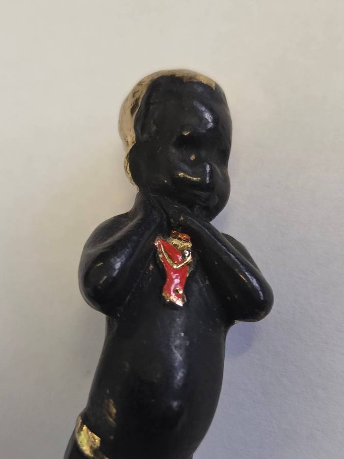 Metal figurine of African person on map of Africa - Height - 6.7cm