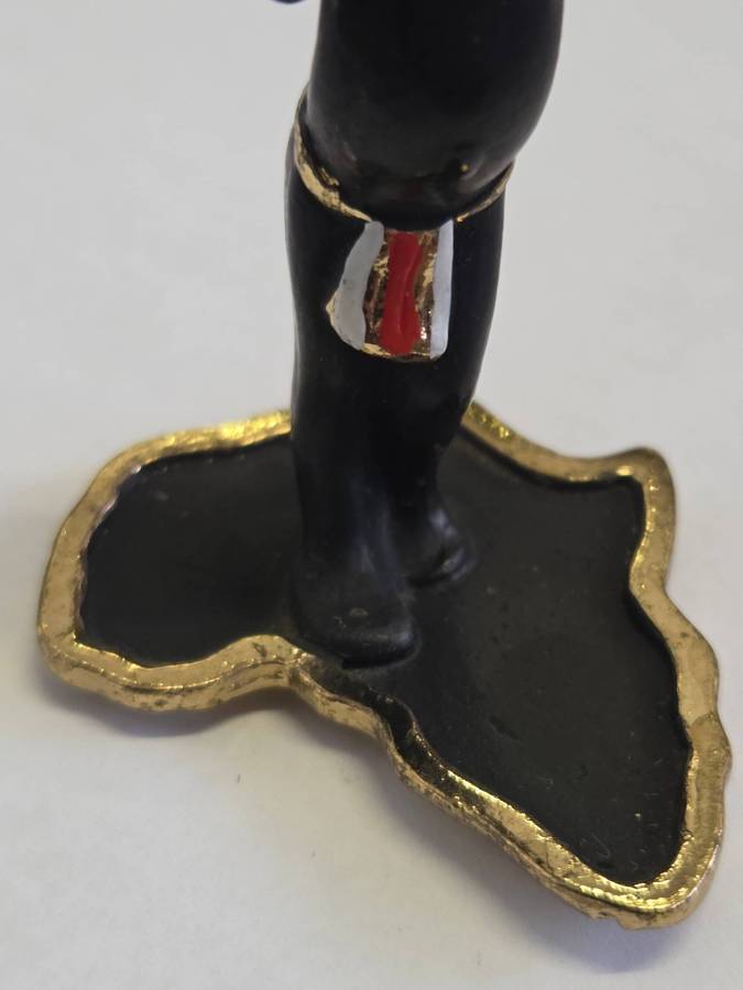 Metal figurine of African person on map of Africa - Height - 6.7cm