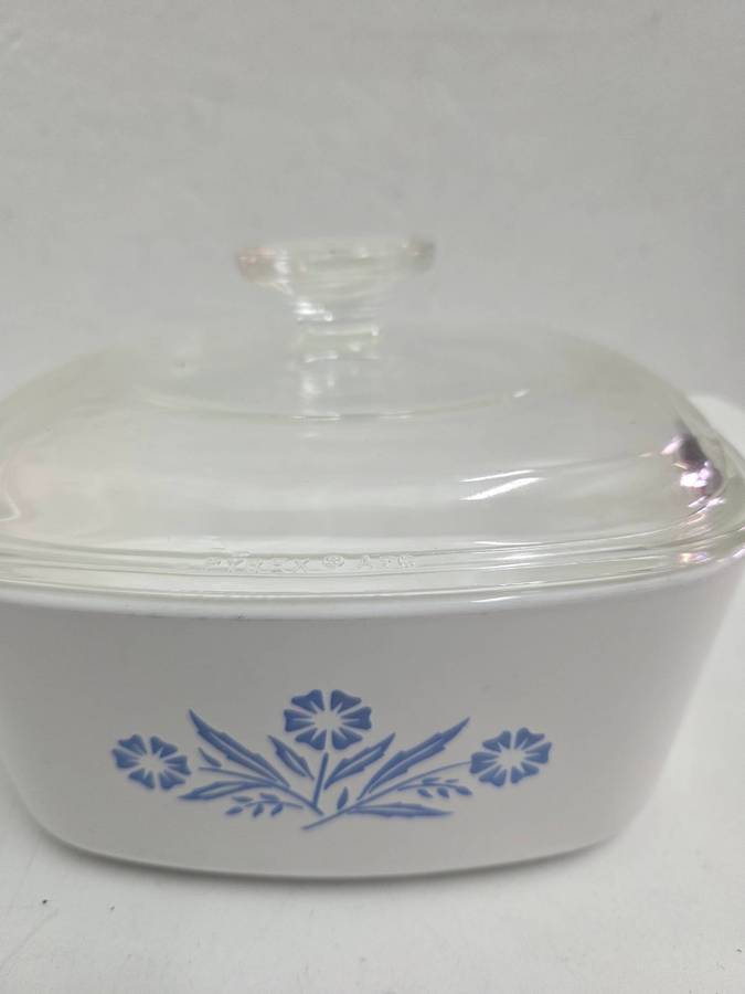 Corningware dish with lid - Corning ware Size - 17cm x 17cm and 7.2cm deep