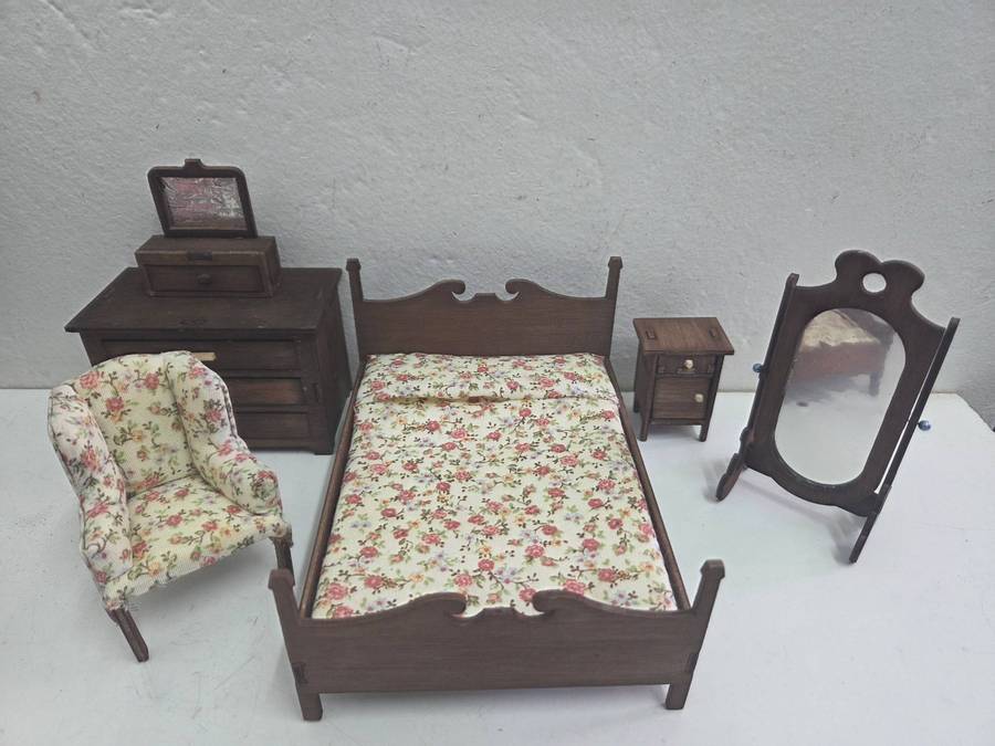 Large lot of miniature doll house furniture Just adorable!!!