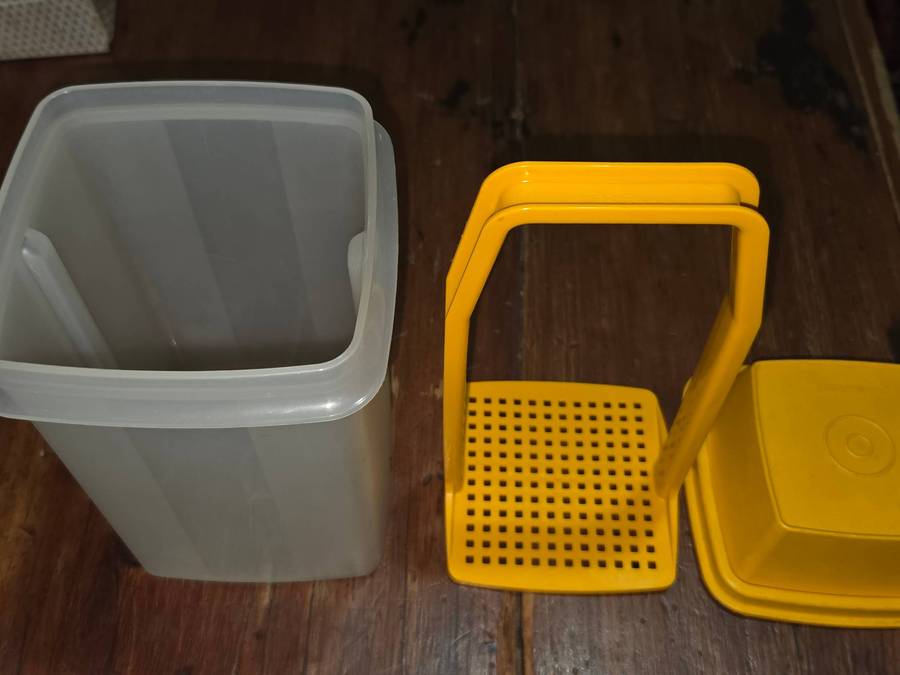 Tupperware Pick-A-Deli Container