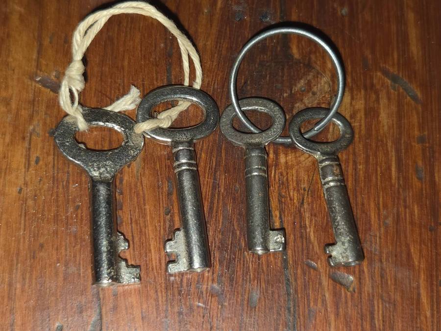 4 x Small Vintage Keys - Largest - 3.5cm - Smallest - 3cm
