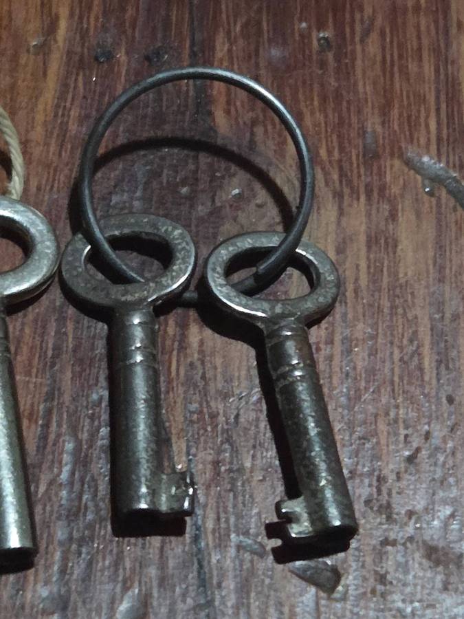 4 x Small Vintage Keys - Largest - 3.5cm - Smallest - 3cm