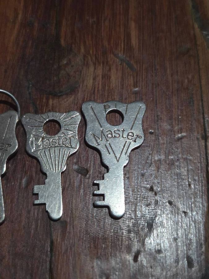 7 x Small Vintage Master Keys