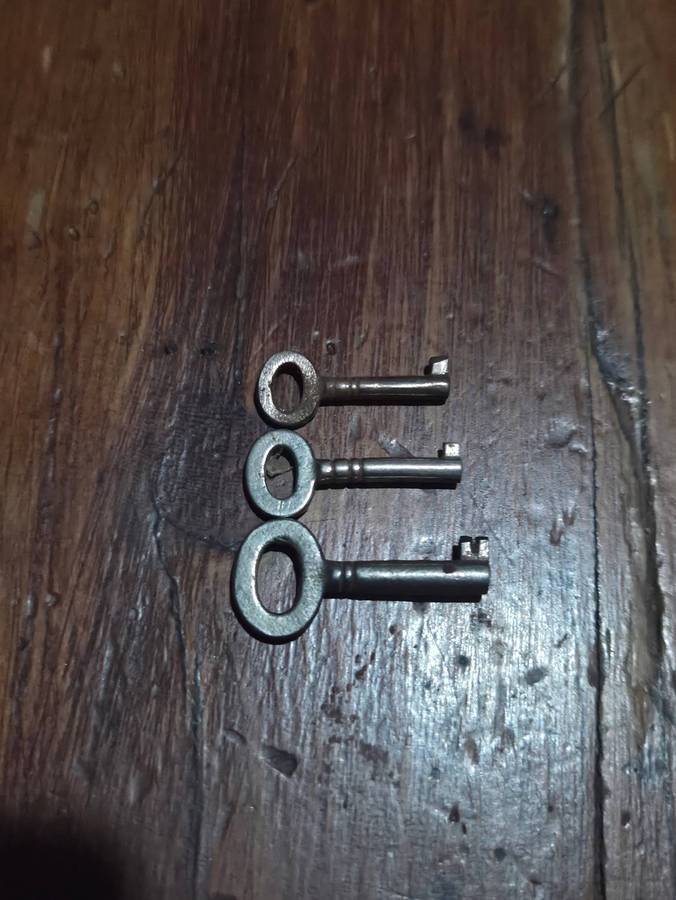3 x Very Small Vintage Keys - Largest - 3cm - Smallest - 2.5cm