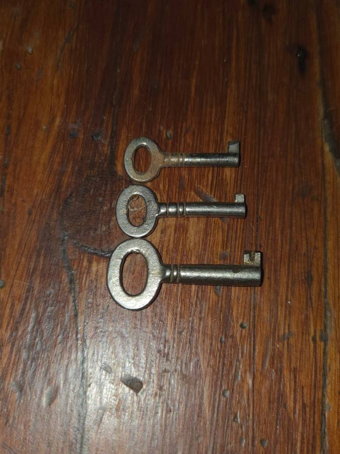 3 x Very Small Vintage Keys - Largest - 3cm - Smallest - 2.5cm