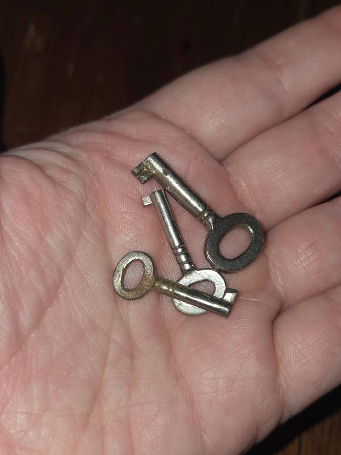 3 x Very Small Vintage Keys - Largest - 3cm - Smallest - 2.5cm