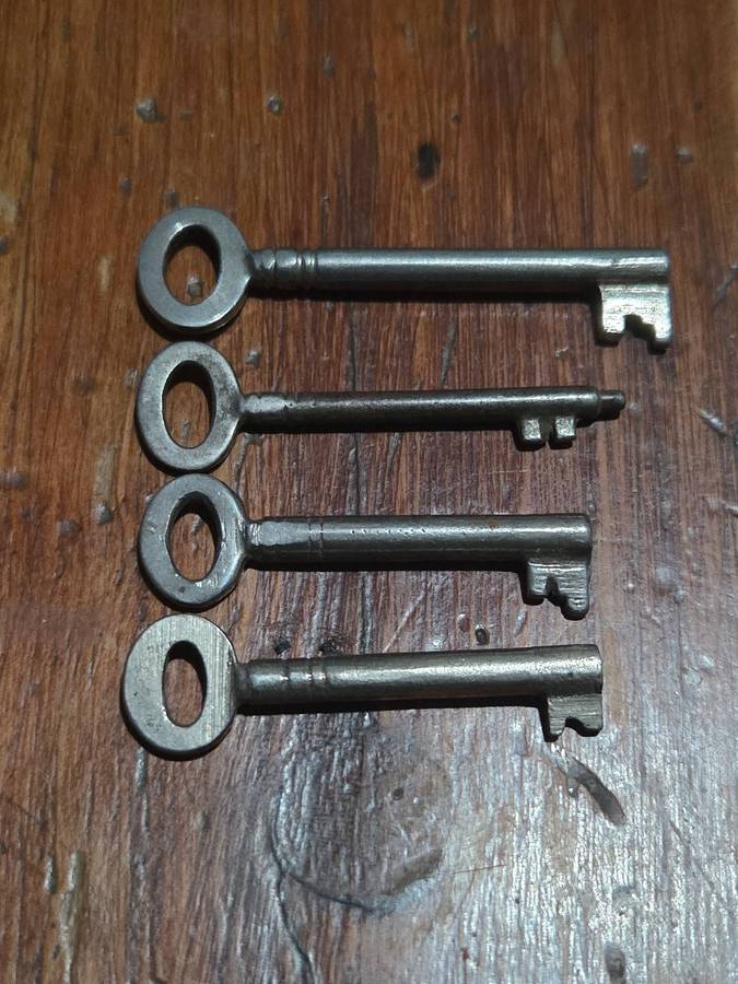 4 x Vintage Keys - Largest - 6cm - Smallest - 4.8cm
