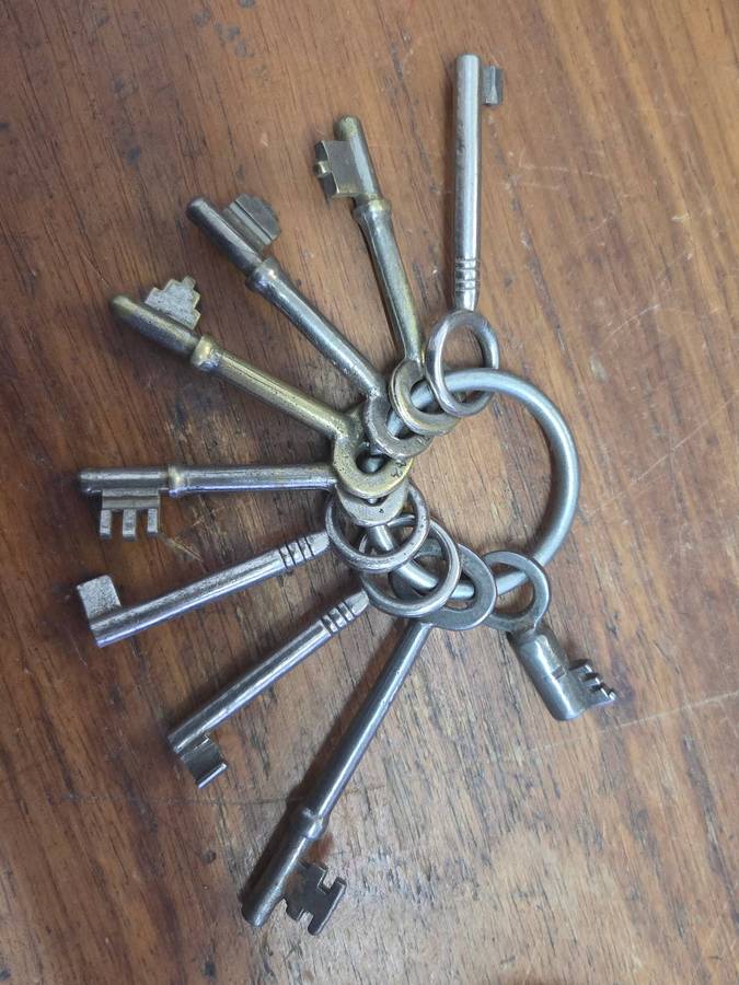 9 x Vintage Keys