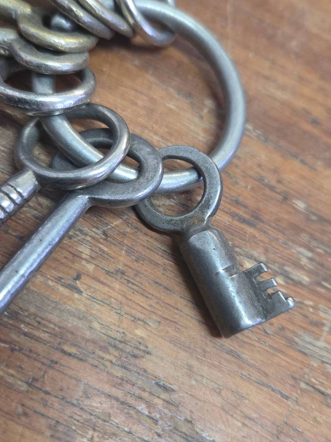 9 x Vintage Keys