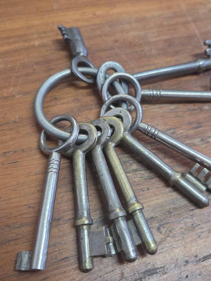 9 x Vintage Keys