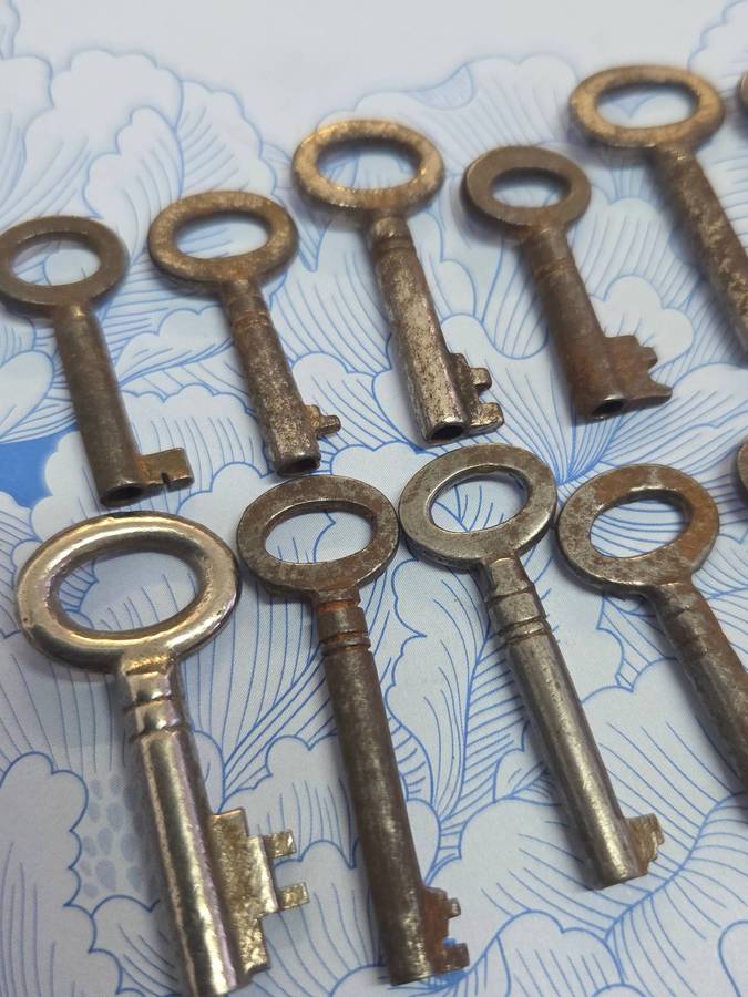 12 x Small Vintage Keys - Largest - 4cm Smallest - 2,9cm