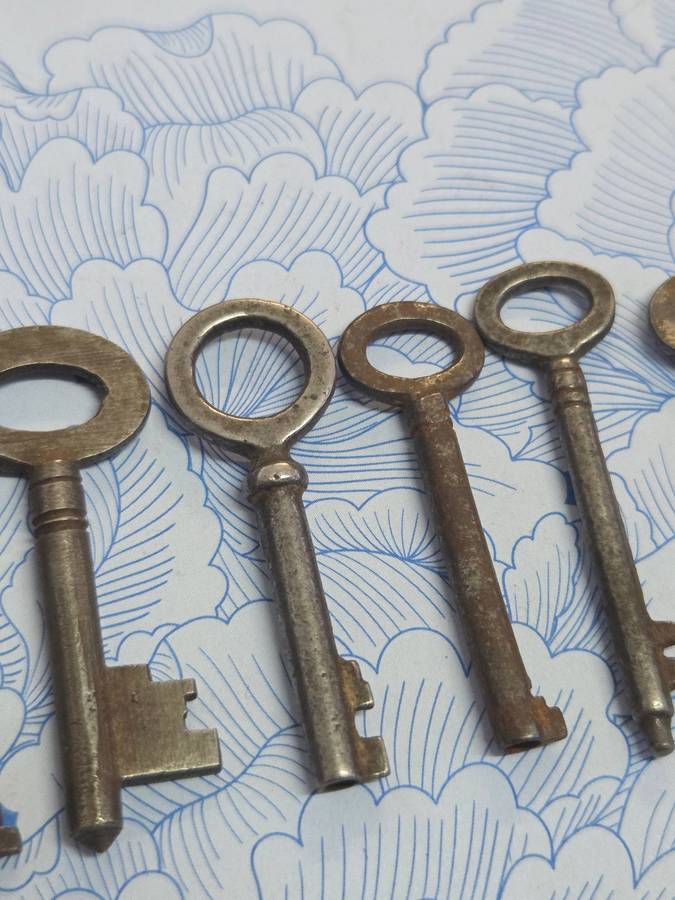 6 x Vintage Keys - Largest - 5.2 cm Smallest - 4.5cm