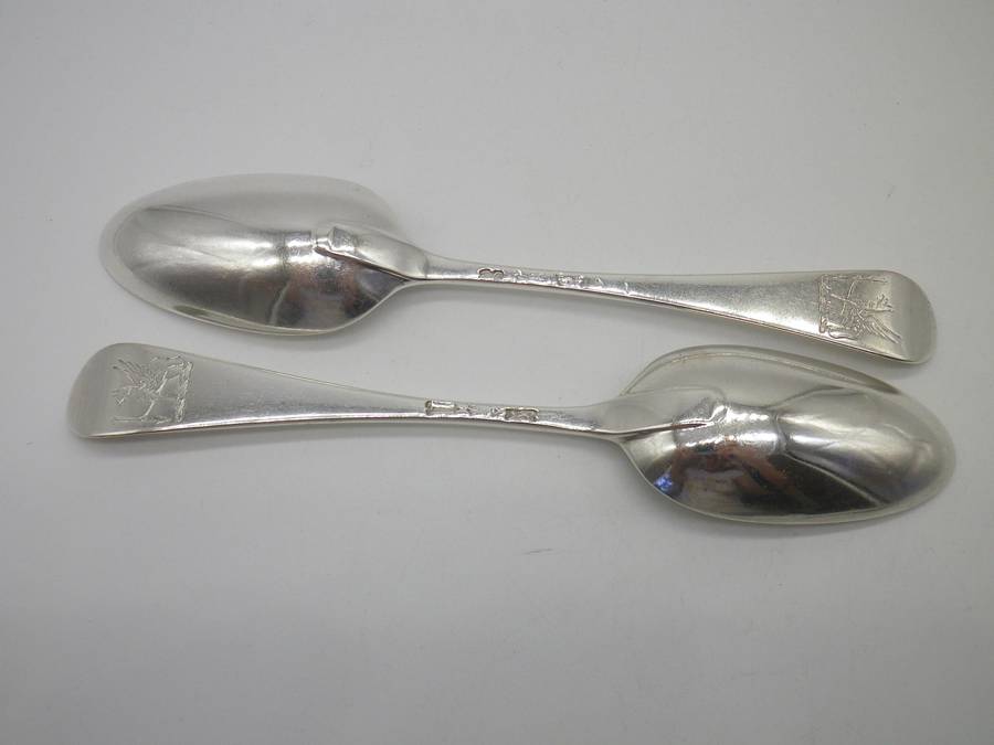 PAIR OF FINE GEORGIAN HALLMARKED SILVER RAT TAIL DESSERT SPOONS Heraldic Griffin Crest 75grms  16cm