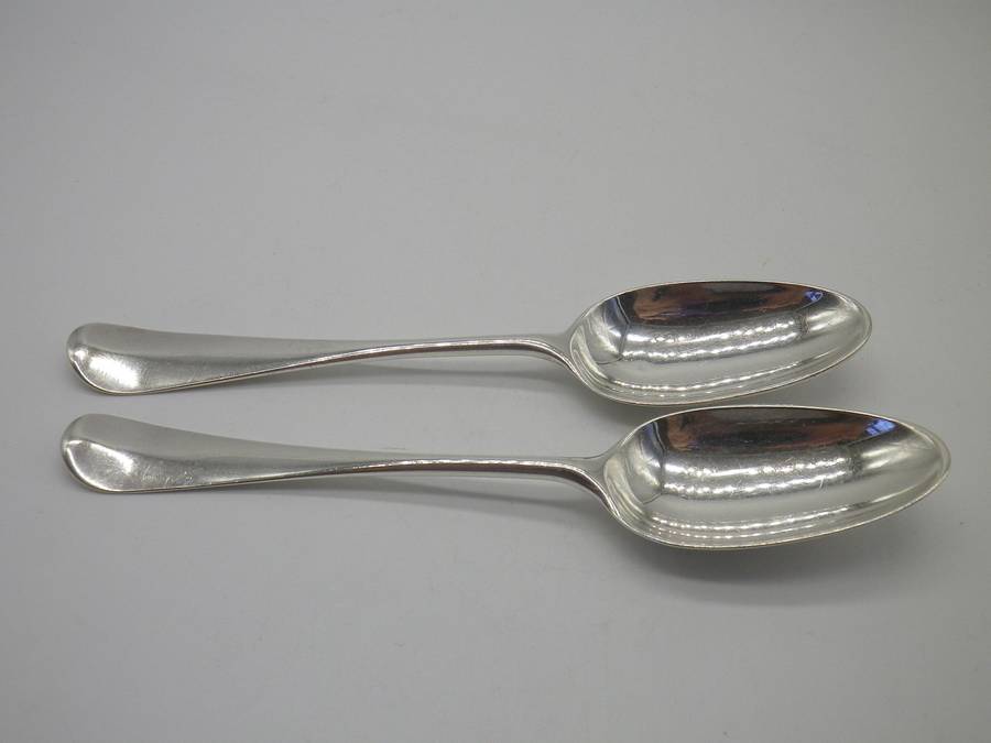 PAIR OF FINE GEORGIAN HALLMARKED SILVER RAT TAIL DESSERT SPOONS Heraldic Griffin Crest 75grms  16cm