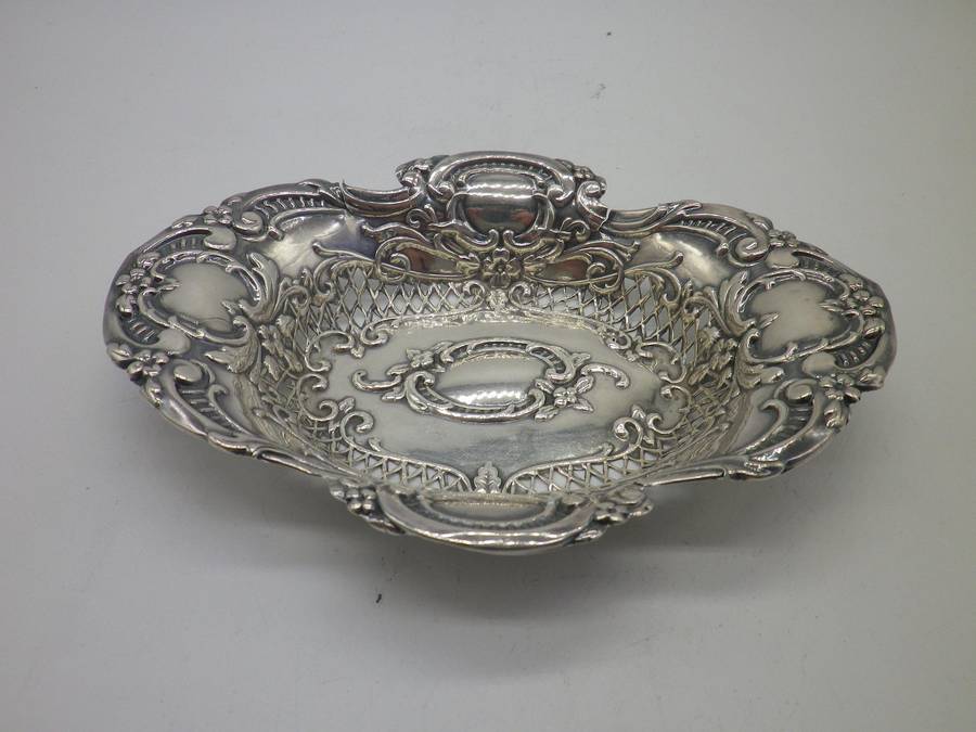 Hallmarked Sterling Silver pierced bon bon dish. Birmingham 1914. 13cm 30.6 g