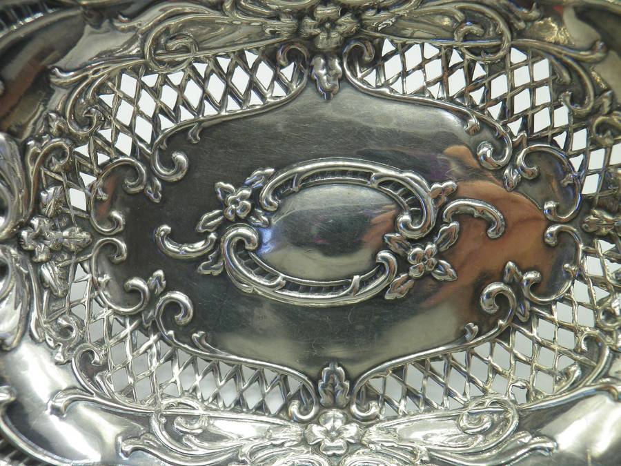Hallmarked Sterling Silver pierced bon bon dish. Birmingham 1914. 13cm 30.6 g